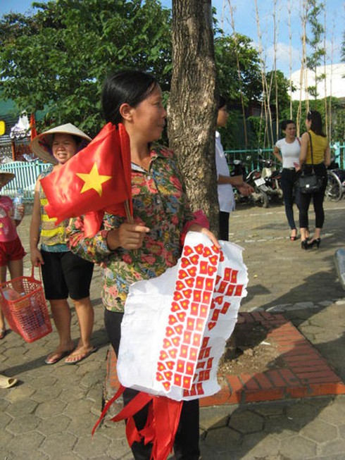 Ông Tây bán đồ cổ vũ trận Arsenal-Việt Nam - ảnh 6