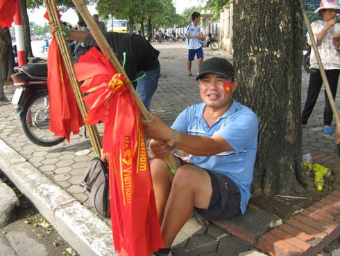 Ông Tây bán đồ cổ vũ trận Arsenal-Việt Nam - ảnh 7