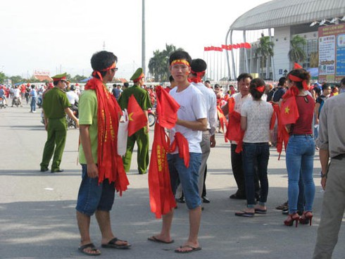 Ông Tây bán đồ cổ vũ trận Arsenal-Việt Nam - ảnh 1