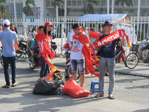 Ông Tây bán đồ cổ vũ trận Arsenal-Việt Nam - ảnh 15