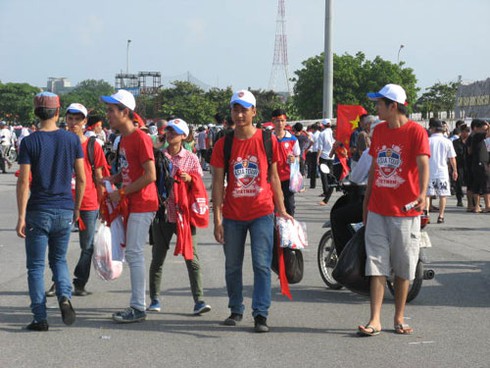 Ông Tây bán đồ cổ vũ trận Arsenal-Việt Nam - ảnh 14