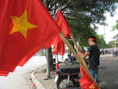 Ông Tây bán đồ cổ vũ trận Arsenal-Việt Nam - ảnh 8