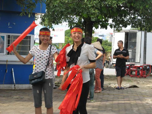 Ông Tây bán đồ cổ vũ trận Arsenal-Việt Nam - ảnh 9