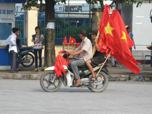 Ông Tây bán đồ cổ vũ trận Arsenal-Việt Nam - ảnh 10