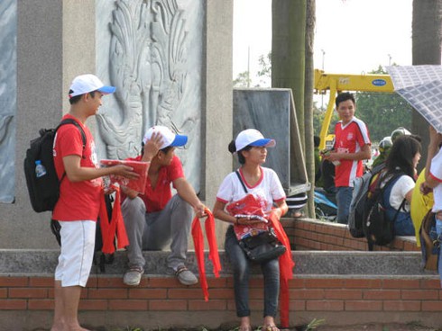 Ông Tây bán đồ cổ vũ trận Arsenal-Việt Nam - ảnh 11