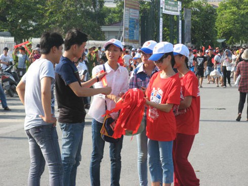 Ông Tây bán đồ cổ vũ trận Arsenal-Việt Nam - ảnh 12