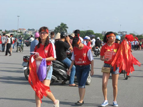 Ông Tây bán đồ cổ vũ trận Arsenal-Việt Nam - ảnh 13
