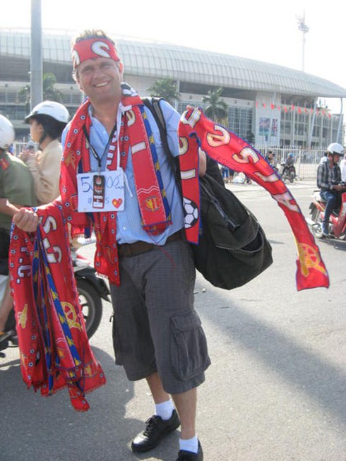 Ông Tây bán đồ cổ vũ trận Arsenal-Việt Nam - ảnh 3