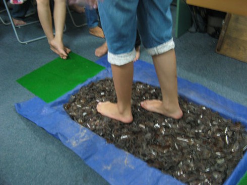 Hà Nội: Kỳ quái lớp học đi trên mảnh chai - ảnh 2