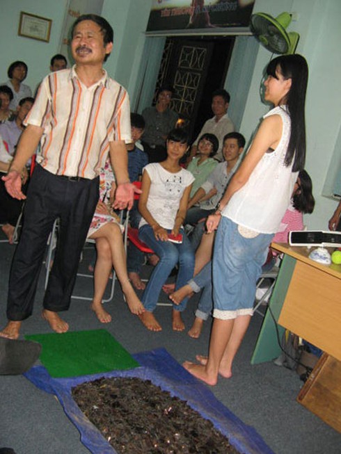 Hà Nội: Kỳ quái lớp học đi trên mảnh chai - ảnh 3