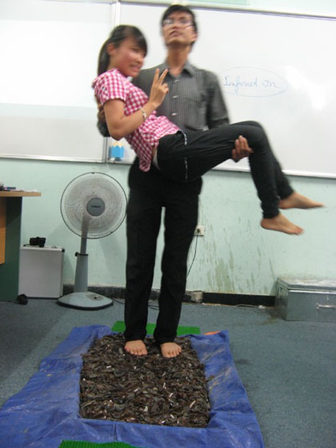 Hà Nội: Kỳ quái lớp học đi trên mảnh chai - ảnh 5