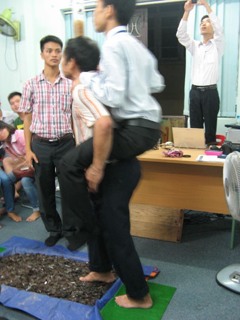 Hà Nội: Kỳ quái lớp học đi trên mảnh chai - ảnh 4