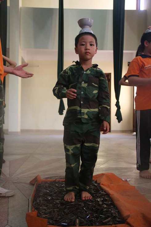 Hà Nội: Kỳ quái lớp học đi trên mảnh chai - ảnh 6