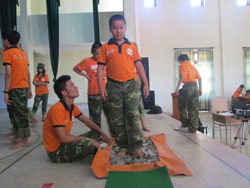 Hà Nội: Kỳ quái lớp học đi trên mảnh chai - ảnh 9