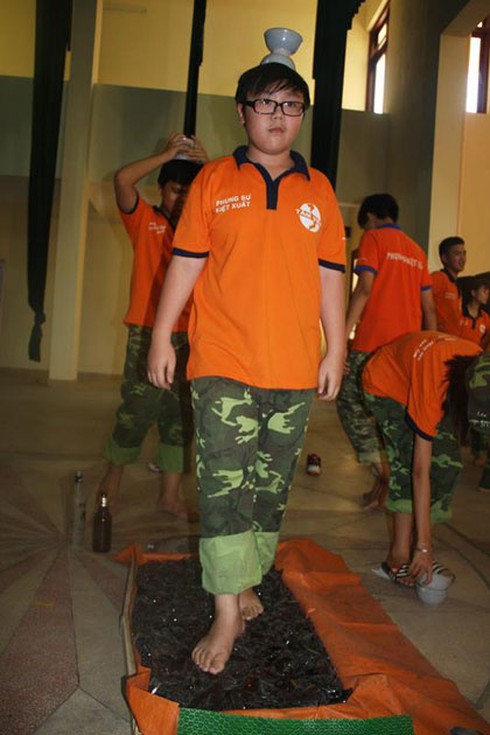 Hà Nội: Kỳ quái lớp học đi trên mảnh chai - ảnh 10