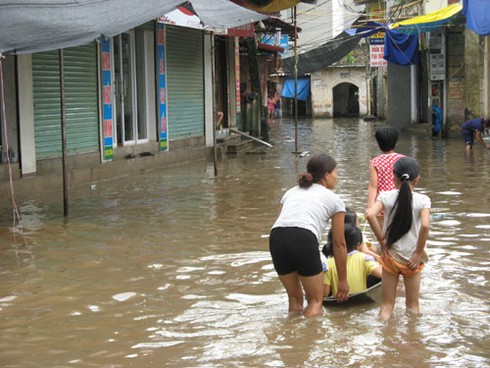 Ngôi làng cổ trở thành “ốc đảo” vì nước sông Nhuệ - ảnh 1
