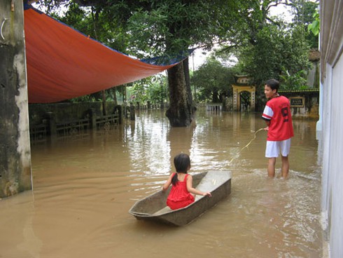 Ngôi làng cổ trở thành “ốc đảo” vì nước sông Nhuệ - ảnh 5