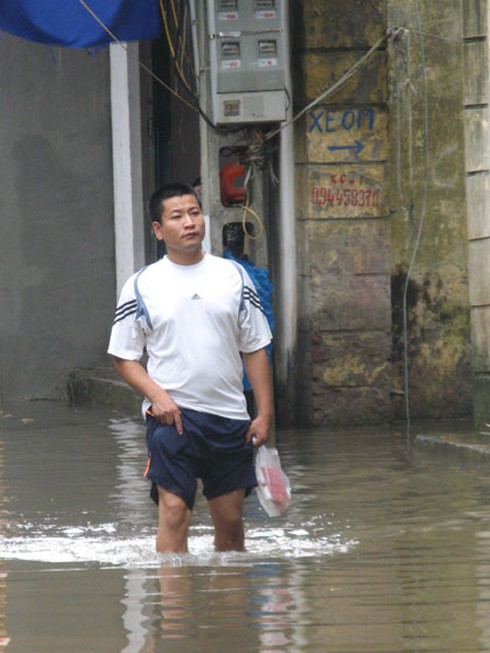 Ngôi làng cổ trở thành “ốc đảo” vì nước sông Nhuệ - ảnh 4