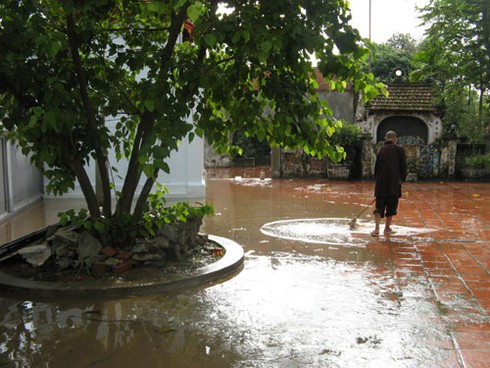 Ngôi làng cổ trở thành “ốc đảo” vì nước sông Nhuệ - ảnh 7