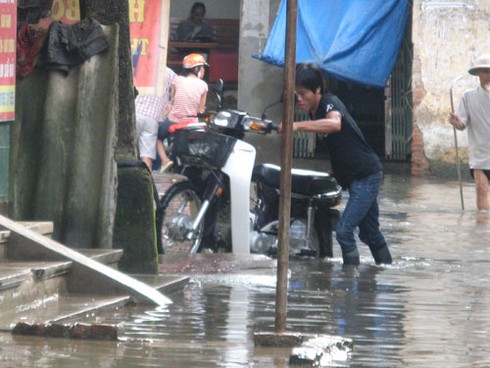 Ngôi làng cổ trở thành “ốc đảo” vì nước sông Nhuệ - ảnh 12