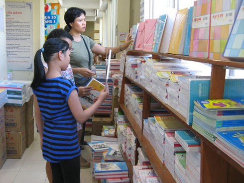Cẩn thận mua phải sách giáo khoa dán chồng giá - ảnh 1