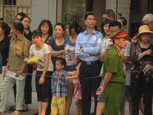 Những em nhỏ theo cha mẹ viếng Đại tướng Võ Nguyễn Giáp - ảnh 3