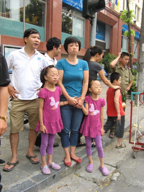 Những em nhỏ theo cha mẹ viếng Đại tướng Võ Nguyễn Giáp - ảnh 5