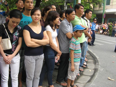 Những em nhỏ theo cha mẹ viếng Đại tướng Võ Nguyễn Giáp - ảnh 7
