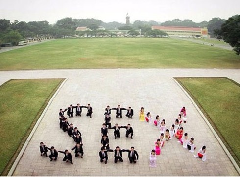 Sinh viên xếp hình “SEX”: Quá đà, nhưng đừng phạt quá nặng! - ảnh 1