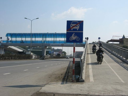 Không ai đi bộ, cầu bộ hành chuyển thành cầu cho xe máy - ảnh 11