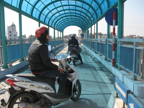 Không ai đi bộ, cầu bộ hành chuyển thành cầu cho xe máy - ảnh 12