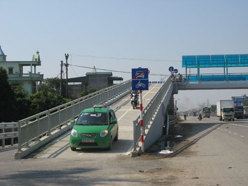 Không ai đi bộ, cầu bộ hành chuyển thành cầu cho xe máy - ảnh 2
