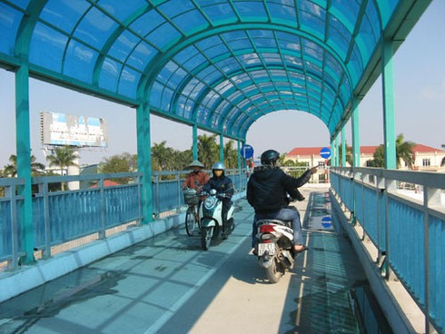 Không ai đi bộ, cầu bộ hành chuyển thành cầu cho xe máy - ảnh 4