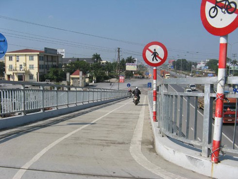 Không ai đi bộ, cầu bộ hành chuyển thành cầu cho xe máy - ảnh 6