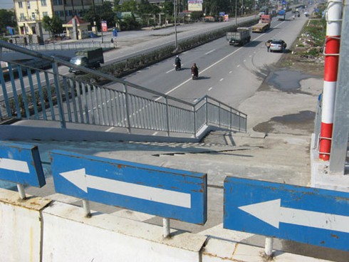 Không ai đi bộ, cầu bộ hành chuyển thành cầu cho xe máy - ảnh 8