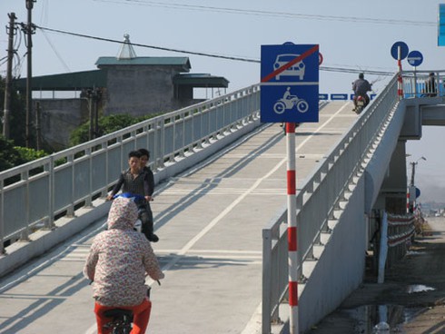 Không ai đi bộ, cầu bộ hành chuyển thành cầu cho xe máy - ảnh 10