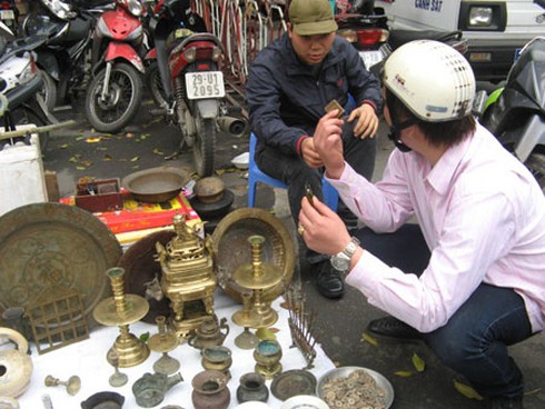 Ai có đồ cổ mang ra chợ “độc nhất” Hà Thành bán - ảnh 14