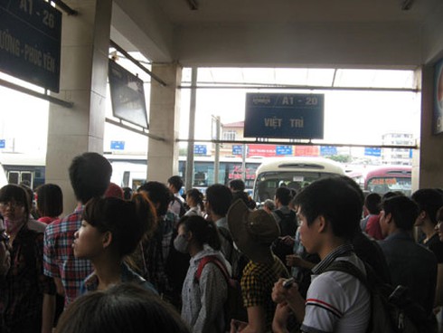 Dòng người ùn ùn đổ về Thủ đô sau Tết - ảnh 1