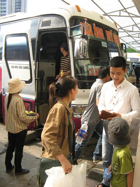 Dòng người ùn ùn đổ về Thủ đô sau Tết - ảnh 3