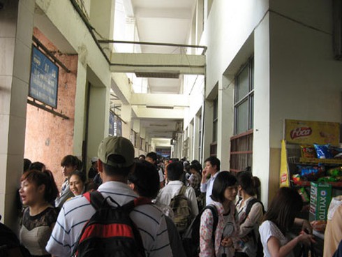 Dòng người ùn ùn đổ về Thủ đô sau Tết - ảnh 6