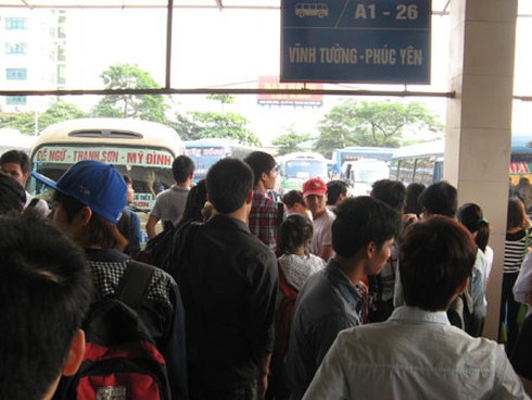 Dòng người ùn ùn đổ về Thủ đô sau Tết - ảnh 5