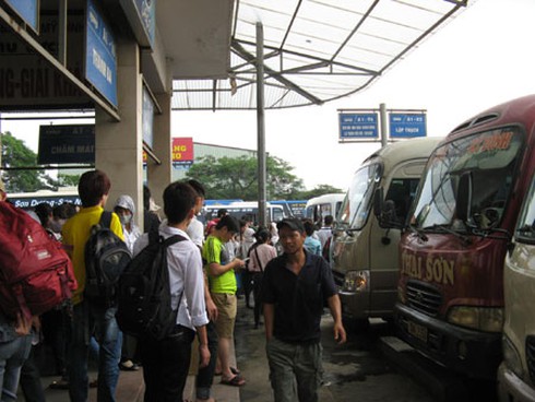 Dòng người ùn ùn đổ về Thủ đô sau Tết - ảnh 2