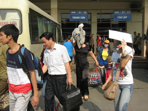 Dòng người ùn ùn đổ về Thủ đô sau Tết - ảnh 4