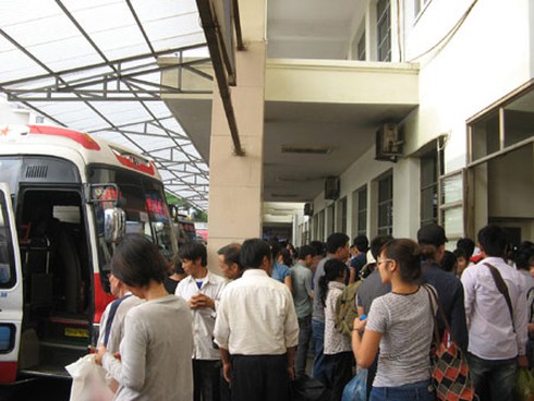 Dòng người ùn ùn đổ về Thủ đô sau Tết - ảnh 7