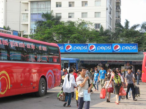 Dòng người ùn ùn đổ về Thủ đô sau Tết - ảnh 8