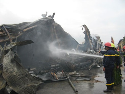 Cháy lớn ở Hà Đông: Phá tường tiếp cận, cứu hàng, chữa cháy - ảnh 5