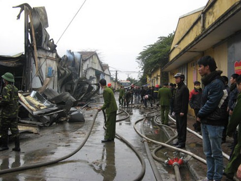 Cháy lớn ở Hà Đông: Phá tường tiếp cận, cứu hàng, chữa cháy - ảnh 6