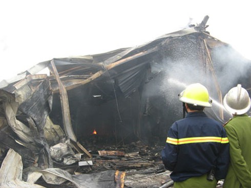 Cháy lớn ở Hà Đông: Phá tường tiếp cận, cứu hàng, chữa cháy - ảnh 1