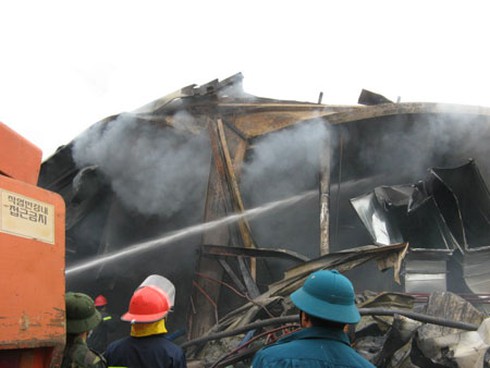 Cháy lớn ở Hà Đông: Phá tường tiếp cận, cứu hàng, chữa cháy - ảnh 2