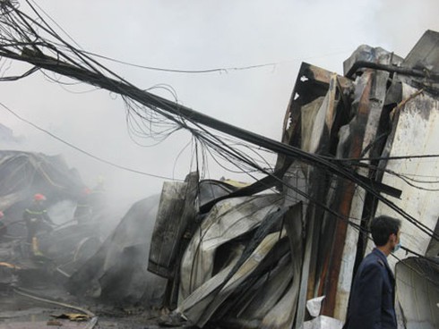 Cháy lớn ở Hà Đông: Phá tường tiếp cận, cứu hàng, chữa cháy - ảnh 3